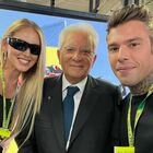Chiara Ferragni e Fedez scattano un selfie con Mattarella a Monza, social scatenati: «Con quegli occhiali vicino al presidente...»