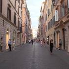 Saracinesche abbassate e cartelli "affittasi": la crisi di via Frattina in pieno centro a Roma
