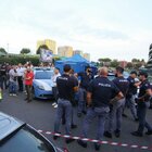 Agguato a Roma: uomo ucciso in auto, gambizzata la compagna. Terrore in strada: «La gente urlava»