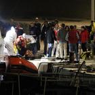 Migranti, naufragio a Lampedusa: morte 13 donne, tra i dispersi una bimba di 8 mesi. Il sindaco: «Una mattanza»