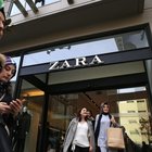 Zara, nei vestiti spuntano le etichette nascoste: «Non ci pagano, aiutateci»