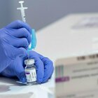 Vaccini, ipotesi "modello inglese" in Italia: somministrato non solo ad alcune categorie ma seconda dose non garantita