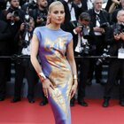 L'influencer a Cannes sfoggia un abito già visto: «Chiara Ferragni lo indossò a Sanremo». Un omaggio o ha copiato?
