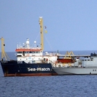 Sea Watch non si ferma all'alt della Finanza: «Entriamo a Lampedusa». Salvini: non sbarcheranno