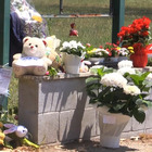 Sparatoria ad Ardea, fiori e giocattoli per Daniel e David nel luogo dove sono stati uccisi
