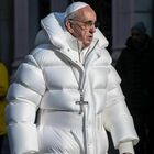 Papa Francesco veste trendy, la foto col piumino bianco fa il giro del mondo. Poi la scoperta: è fake