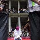Islam radicale, fustigate in pubblico per aver infranto la Sharia: avevano fatto sesso fuori dal matrimonio