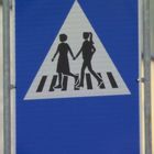 Segnali stradali al femminile, sagome di donne sui cartelli dei passaggi pedonali