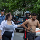 Maxirissa a Milano tra famiglie rom: «Lite per un'auto». Botte da orbi tra 60 persone con spranghe e coltelli
