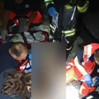 Ragazzino di 14 anni folgorato dai cavi elettrici della ferrovia, sbalzato per due metri davanti agli amici: è grave