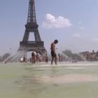 Caldo record a Parigi e la famosa fontana del Trocadero diventa una piscina