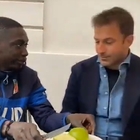 Khaby Lame con Del Piero nel nuovo video in cui sbuccia una mela