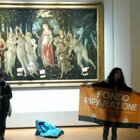 Ultima Generazione, blitz agli Uffizi: volantini sulla Primavera di Botticelli: «Vogliamo andare avanti nel silenzio e nell'indifferenza?»