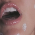 Bagno social per Miley Cyrus: nella vasca con le paperelle