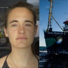 Sea Watch davanti al porto di Lampedusa, il capitano: «Entriamo, naufraghi allo stremo». Salvini: «Una sbruffoncella»