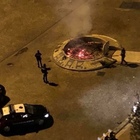 La lunga notte dei fuocarazzi: la fontana di piazza Italia usata come braciere