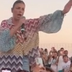 Emma Marrone tra i fan durante il concerto, l'addetto alla sicurezza prova a bloccarla: il gesto è virale VIDEO