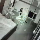 Anziana invalida picchiata col bastone dalla badante, il figlio nasconde una telecamera e riprende tutto IL VIDEO CHOC