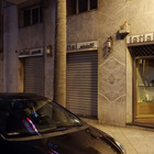 Quattro banditi armati irrompono in gioielleria: la proprietaria li mette in fuga Quattro banditi armati irrompono in gioielleria: la proprietaria li mette in fuga