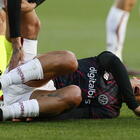 Roma, Dybala esce per infortunio al 24' contro il Feyenoord. Nella ripresa ko anche Abraham