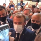 Francia, giovane lancia un uovo sodo contro Macron