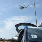 Ostia Nuova, spari da un autobus verso le abitazioni vicino alla spiaggia: scatta la caccia all'uomo con un elicottero