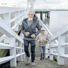 Come vivere più a lungo? Scale, vita al mare e bici: svelato il segreto per arrivare a 100 anni
