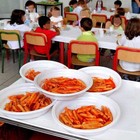 Mensa vietata, bimba mangia da sola nell'atrio della scuola: arrivano i carabinieri