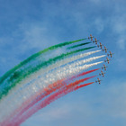 I volteggi delle Frecce Tricolori incantano la spiaggia di Lignano: 200mila persone ad assistere allo spettacolo