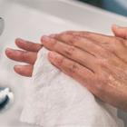 Se asciughi le mani così, c'è una più efficace riduzione della contaminazione da virus
