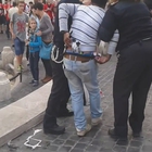 Piazza di Spagna, durante l'assedio dei tifosi del Bayern un venditore abusivo di alcool viene fermato da due vigilesse