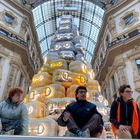 Milano, blitz di Ultima Generazione: gli attivisti imbrattano l'albero di Natale di Gucci con la vernice arancione