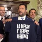 Salvini: "Non distribuiamo armi e non legittimiamo Far West" Video