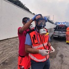 San Cataldo, 30 turisti bloccati in spiaggia e un'ambulanza tra le fiamme. Intossicati anche 3 soccorritori del 118