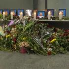 Aereo ucraino caduto, il presidente Zelenskiy depone fiori per l'equipaggio