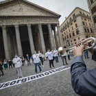 Coronavirus Roma: protesta dei commercianti e chef al Pantheon (foto Davide Fracassi/Ag.Toiati)