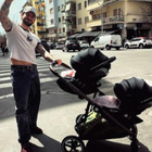Andreas Muller: «Per oggi ho scelto di essere un papà in crop top» nella passeggiata con le gemelline Ginevra e Penelope