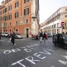 Roma, lo sfregio di Trevi: segnaletica truccata per dirottare i turisti