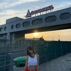 Emily Ratajkowski in Italia, la foto davanti a un Autogrill. E i commenti sono fantastici: «Ti offro un Camogli»