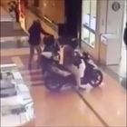 Rapina da film al centro commerciale, entrano in scooter e armati per un colpo in gioielleria