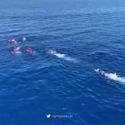 5 migranti si gettano in mare