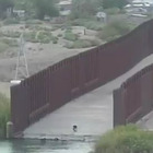 Bambino di un anno lasciato sul confine Messico-Usa da un trafficante di esseri umani: il video del salvataggio