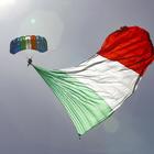 Paracadutista atterra ai Fori Imperiali con una gigantesca bandiera Tricolore