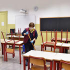 Scuola, i sindacati: «No condizioni per tornare in aula» Azzolina: «Riapertura regolare»