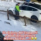 Matteo Salvini bloccato sul ghiaccio con una Tesla, ma non è lui: «È un video fake, non ne ho mai avuta o guidata una»