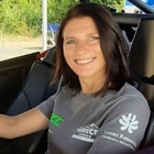Giulia Maroni, campionessa di rally scivola in un canalone e muore a 38 anni. Il dramma davanti al compagno