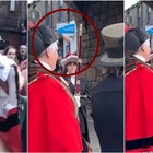 Re Carlo III e Camilla, manifestante lancia uova contro il re e la regina (senza centrarli): arrestato. Il video