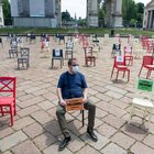 Virus Milano, beffa ristoratori: protestano con sedie vuote in piazza, multati per assembramento