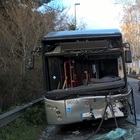 Schianto tra due auto e un bus sulla Via del Mare: un ferito grave
