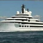 Putin, lo yacht Scheherazade sta per lasciare Marina di Carrara. Pronto a tornare in mare (così può eludere le sanzioni)